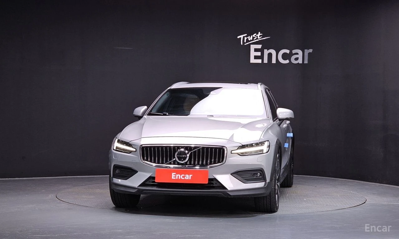 Volvo V60 Cross Country B5* AWD* ULTIMATE* BRIGHT* BOWER* WILKINS* ОБДУХВА, снимка 3 - Автомобили и джипове - 56076322
