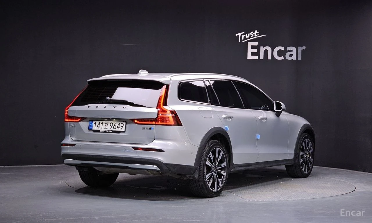 Volvo V60 Cross Country B5* AWD* ULTIMATE* BRIGHT* BOWER* WILKINS* ОБДУХВА, снимка 2 - Автомобили и джипове - 56076322