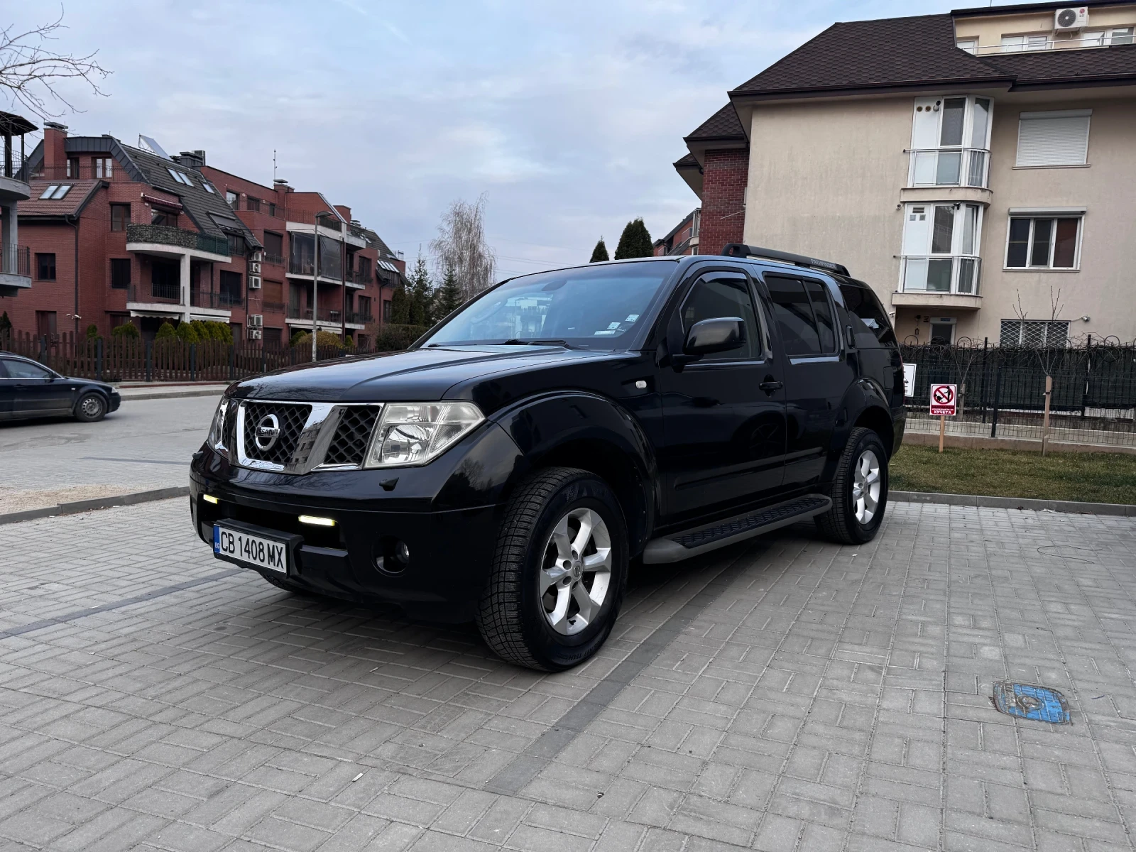 Nissan Pathfinder 2.5D 7 места Автоматик , снимка 2 - Автомобили и джипове - 54340956