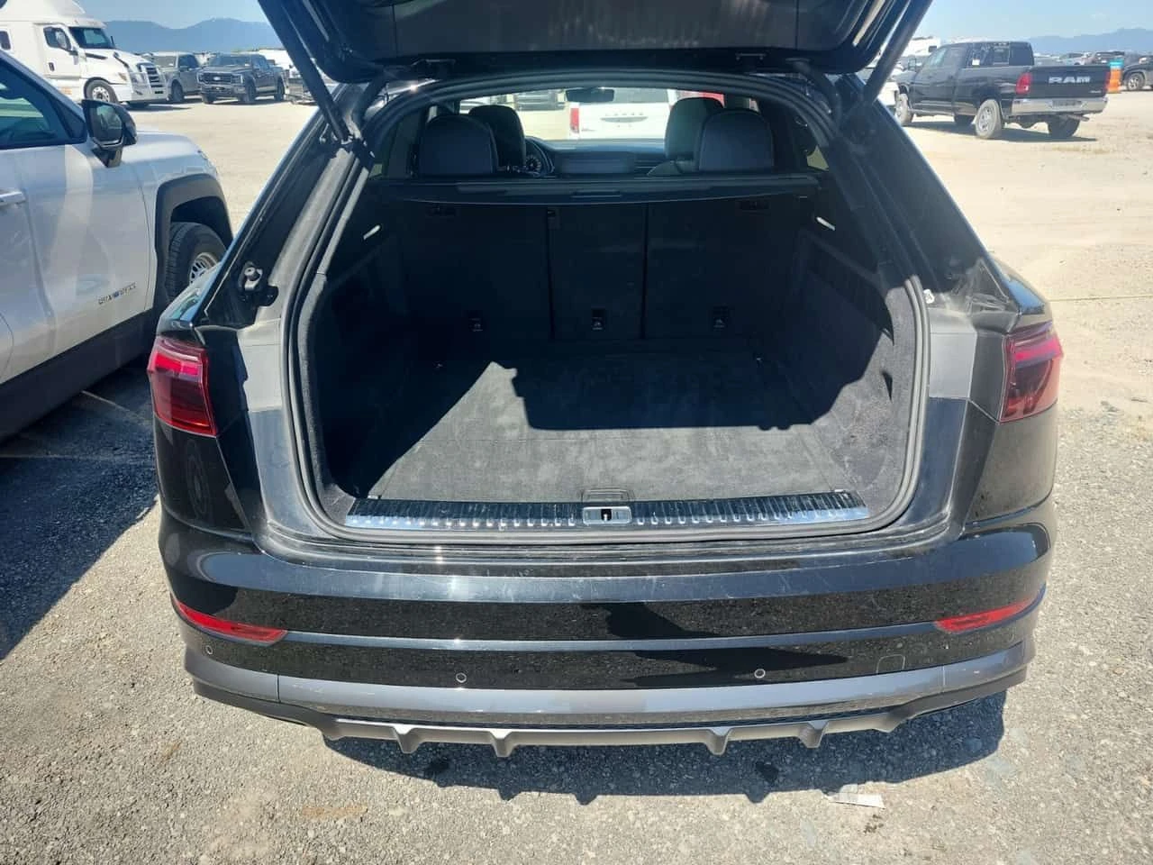 Audi Q8 * PROGRESSIV * CARFAX * БЕЗ ПЪРВОНАЧАЛНА ВНОСКА, снимка 14 - Автомобили и джипове - 54463370