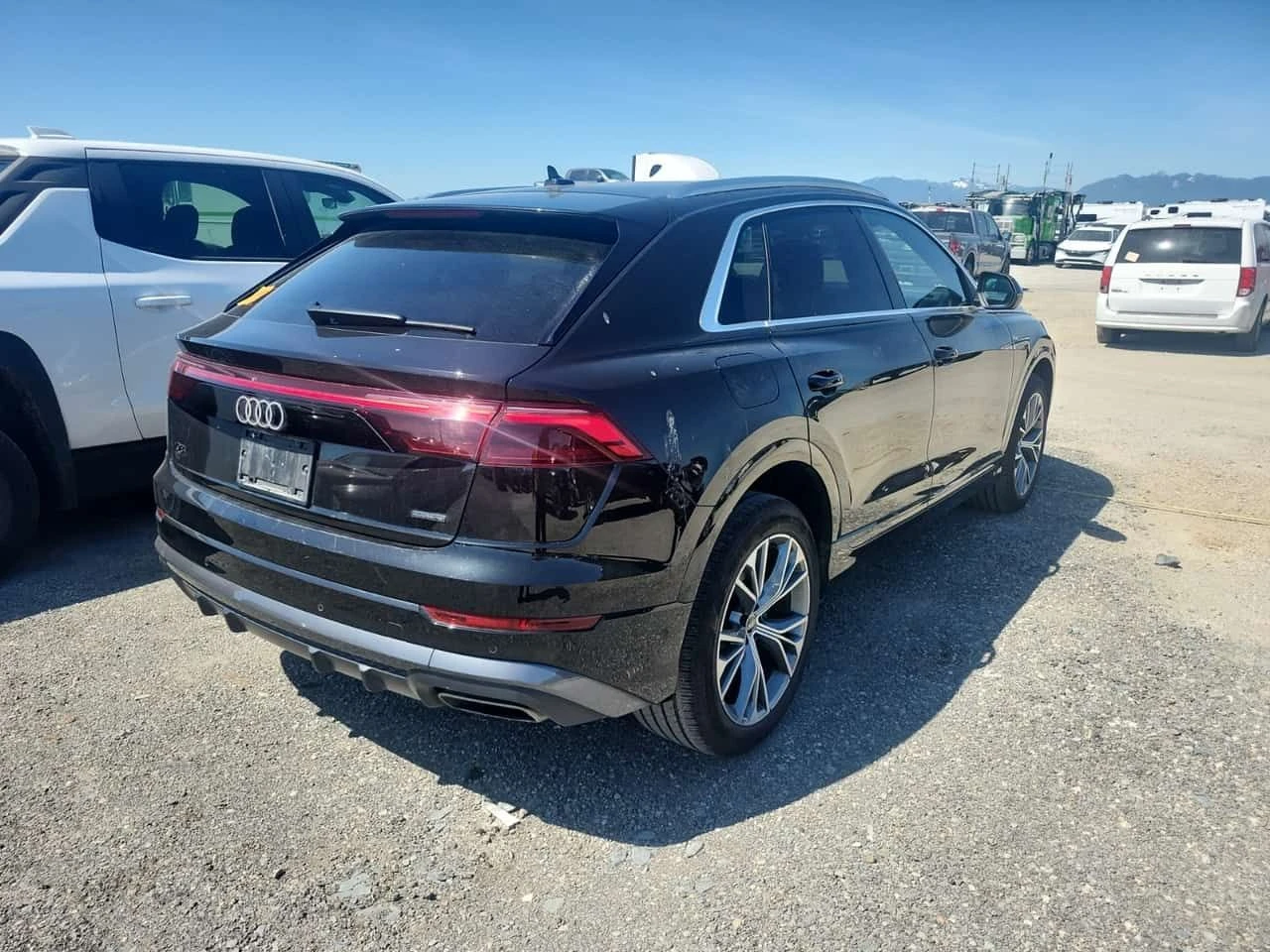 Audi Q8 * PROGRESSIV * CARFAX * БЕЗ ПЪРВОНАЧАЛНА ВНОСКА, снимка 3 - Автомобили и джипове - 54463370