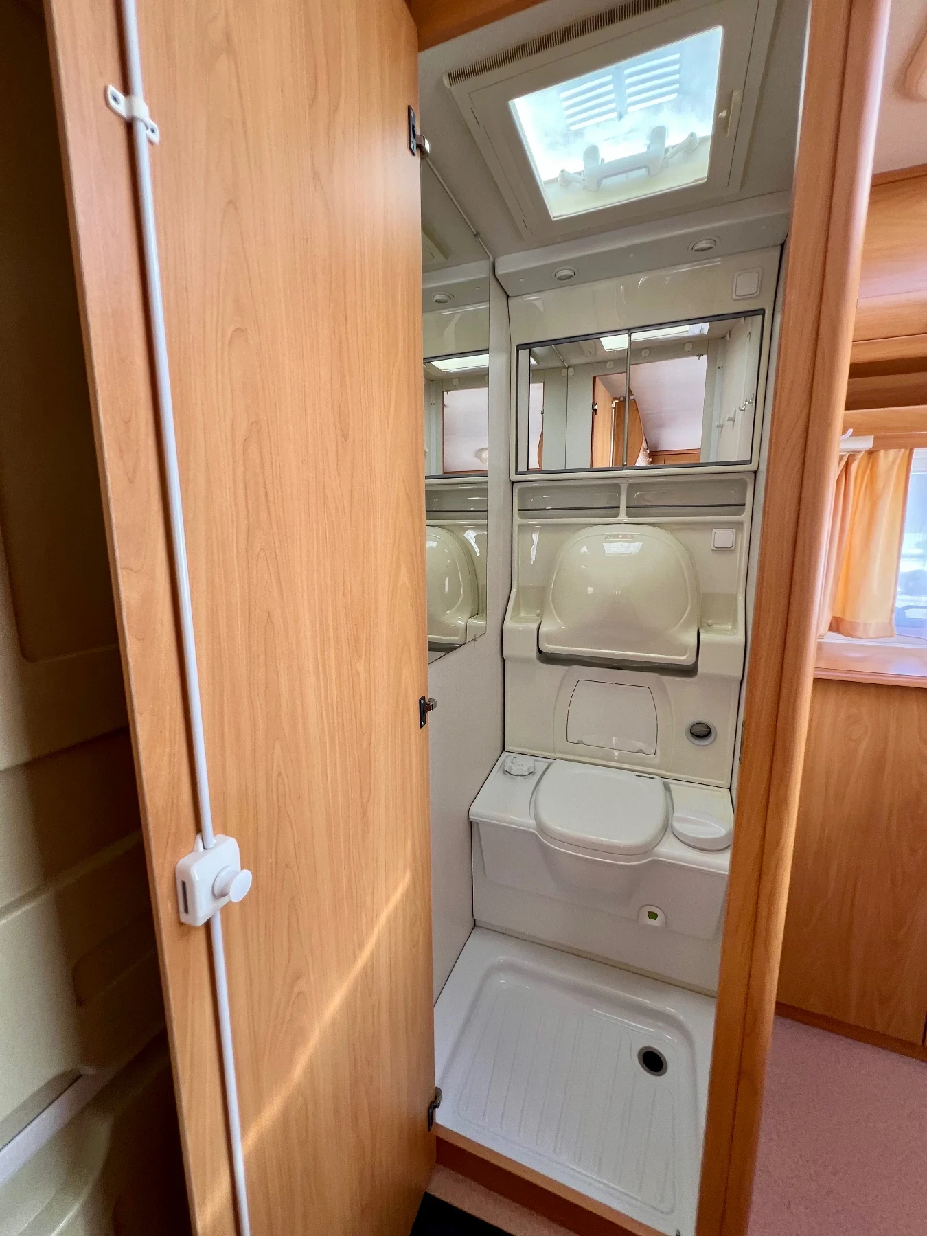 Каравана Chateau Cantara 400 Мувър Форселт, снимка 15 - Каравани и кемпери - 56296225