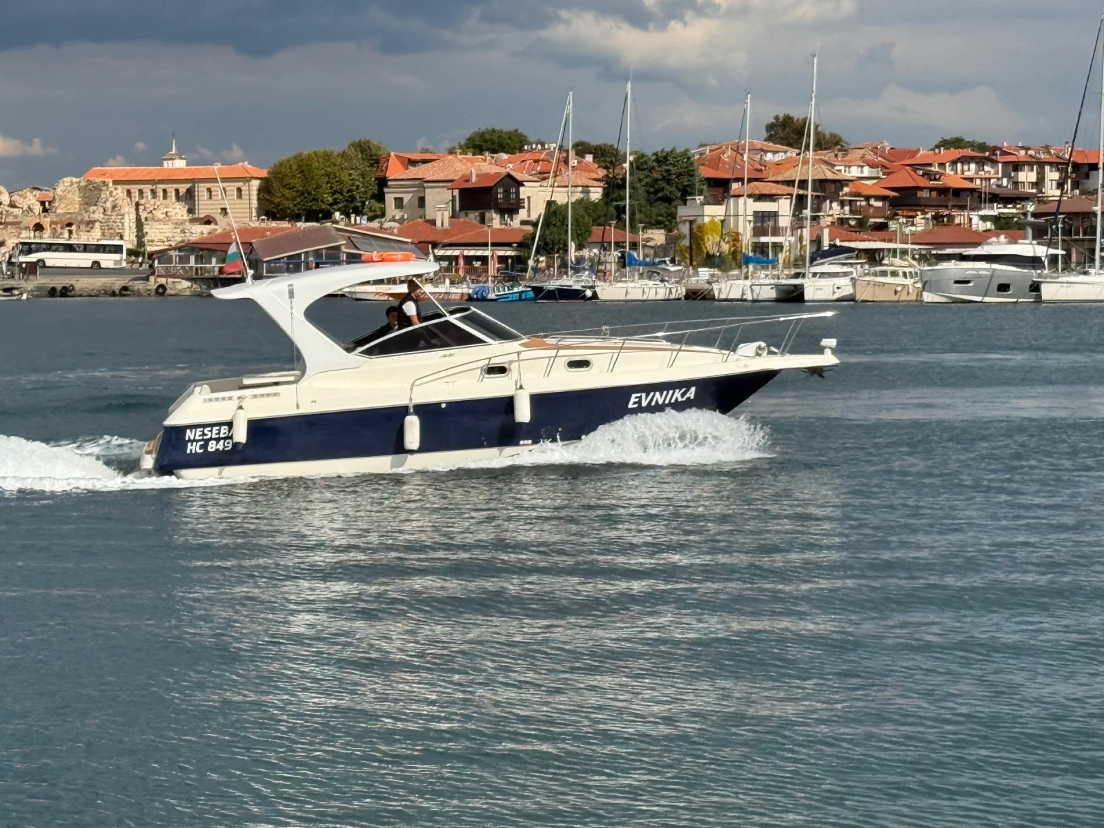 Моторна яхта San Boat Cuddy 980 - изображение 4