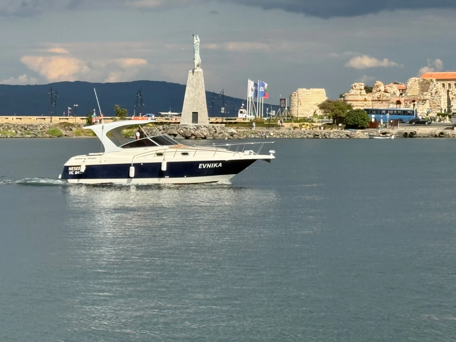 Моторна яхта San Boat Cuddy 980 - изображение 7