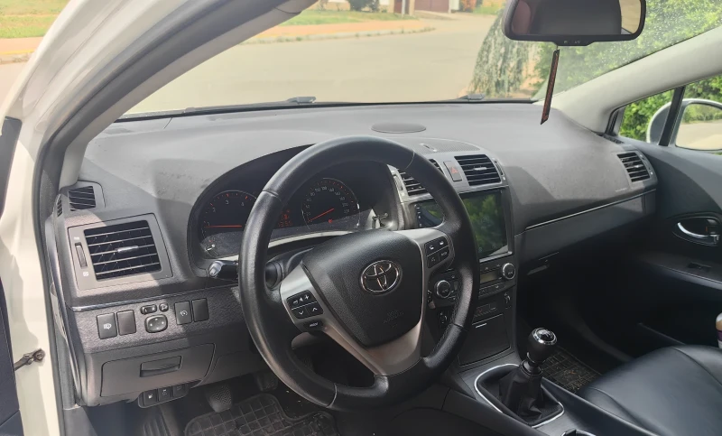 Toyota Avensis 2.2 D4D, снимка 13 - Автомобили и джипове - 53102713