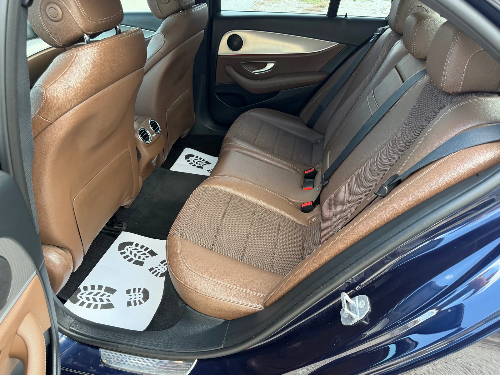 Mercedes-Benz E 220 2.2d* Premium* Avantgarde, снимка 12 - Автомобили и джипове - 55499691