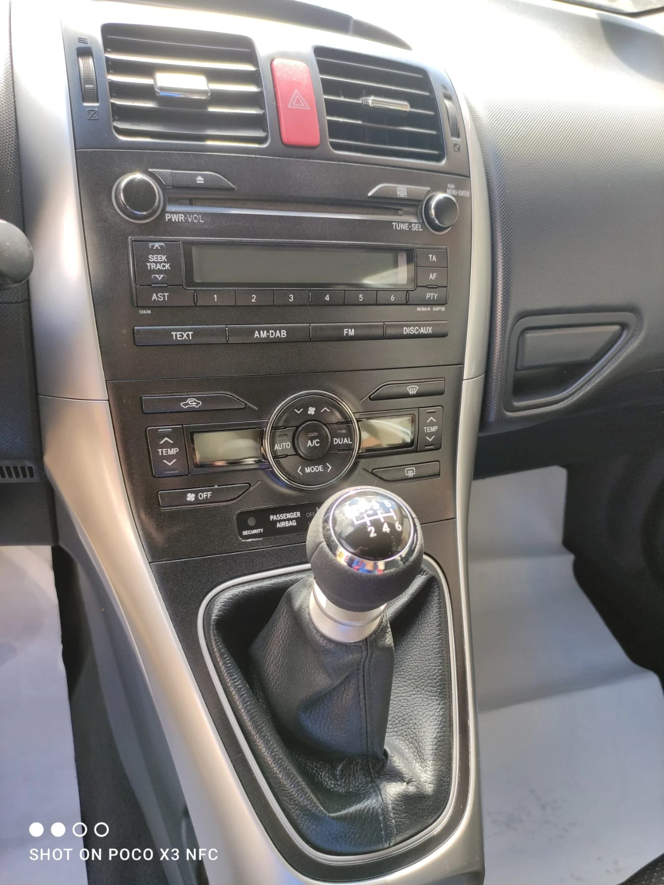 Toyota Auris, снимка 9 - Автомобили и джипове - 56296148