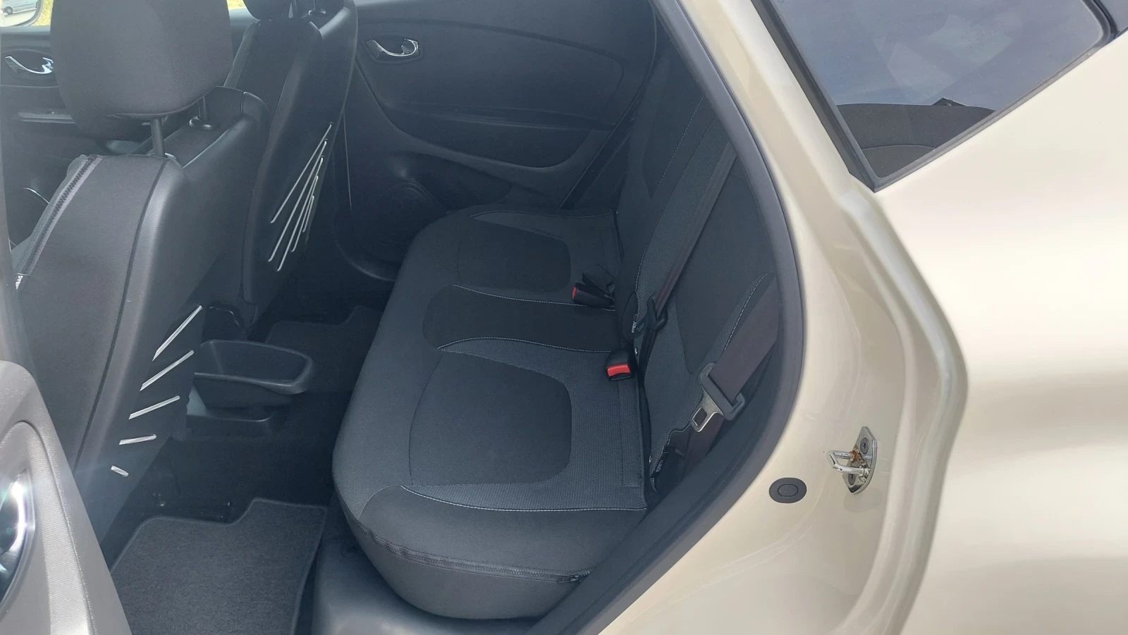 Renault Captur 1.5 FULL EKSTRI, снимка 10 - Автомобили и джипове - 56425989