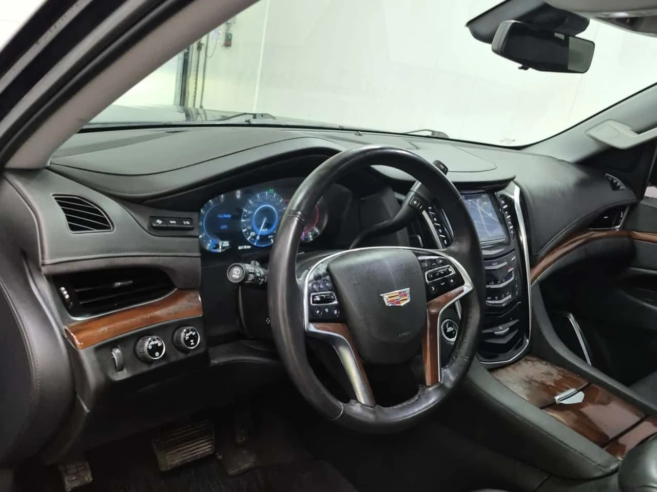 Cadillac Escalade LUXURY| PANORAMA| 2 КЛЮЧА| CARFAX , снимка 10 - Автомобили и джипове - 53947428