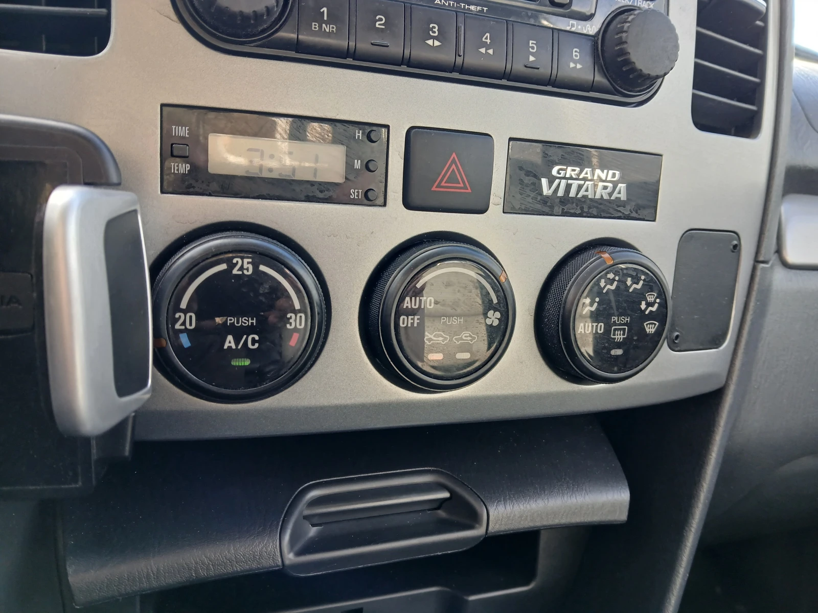 Suzuki Grand vitara 2.0 HDI, снимка 13 - Автомобили и джипове - 54083854