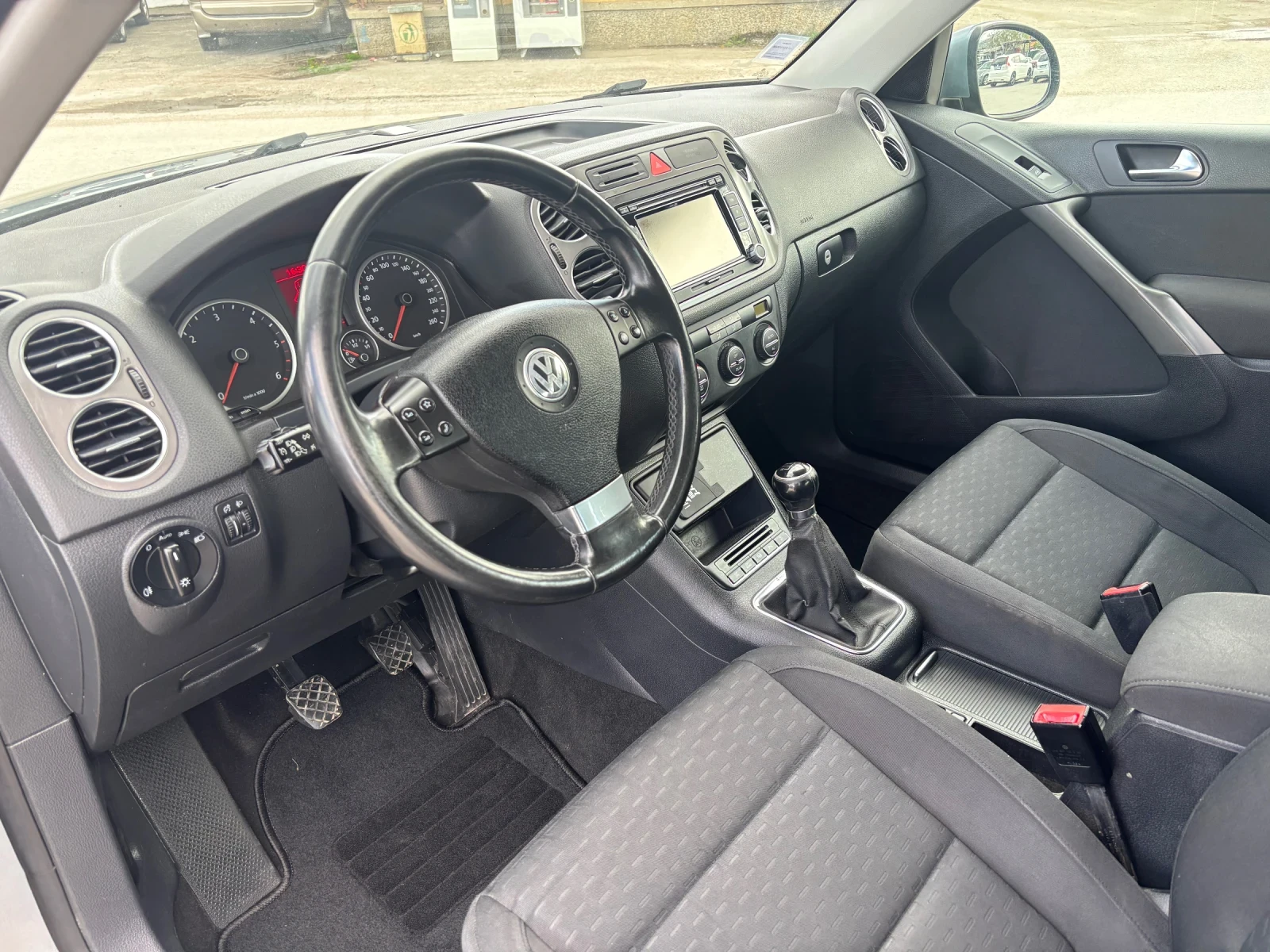 VW Tiguan 2.0 TDI 4x4, снимка 9 - Автомобили и джипове - 54401699