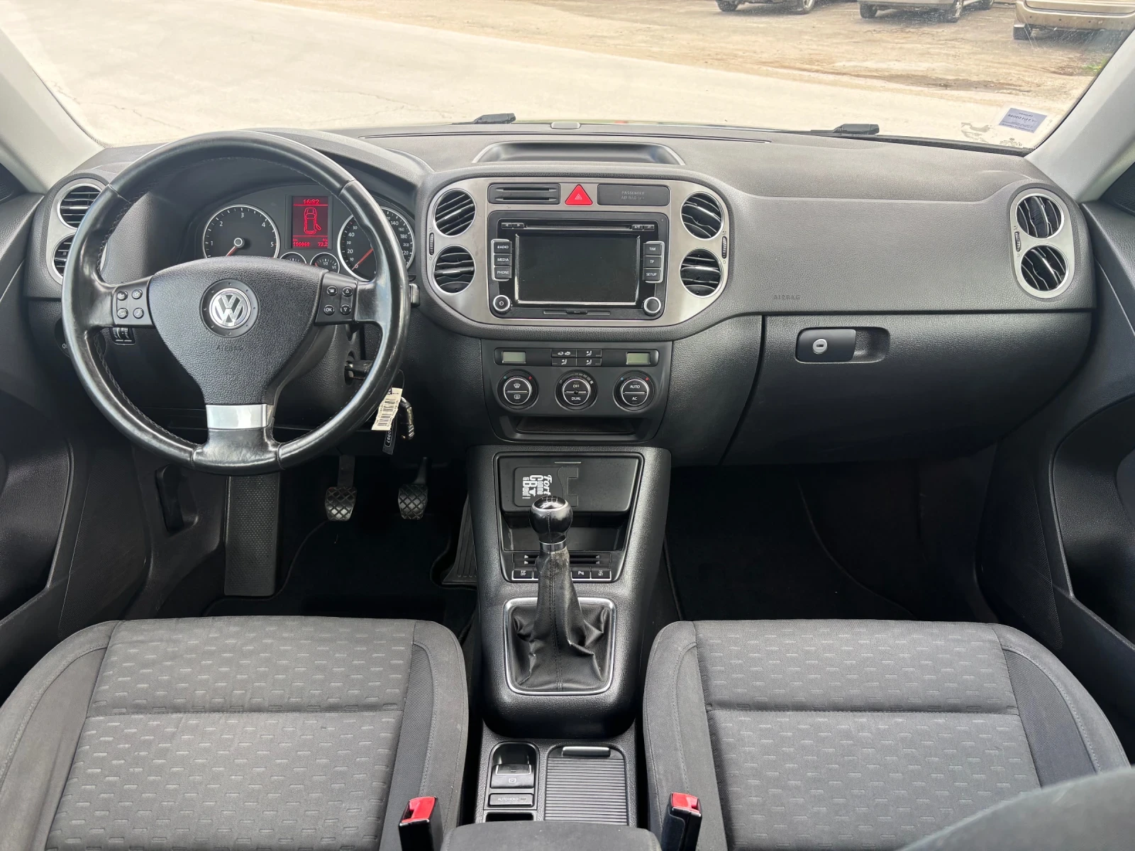 VW Tiguan 2.0 TDI 4x4, снимка 10 - Автомобили и джипове - 54401699