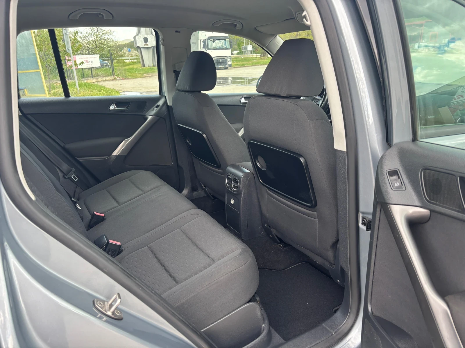 VW Tiguan 2.0 TDI 4x4, снимка 12 - Автомобили и джипове - 54401699