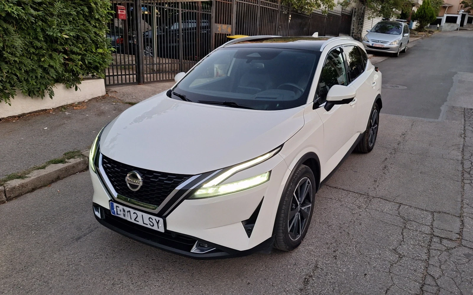 Nissan Qashqai Tekna+ Бензин/Хибрид Автоматик 4x4 158к.с., снимка 4 - Автомобили и джипове - 56110149