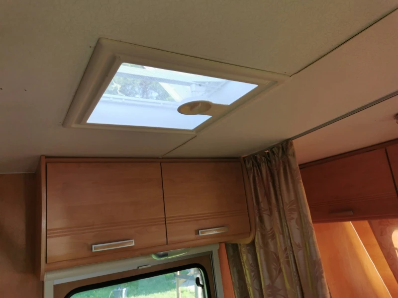 Каравана Caravelair Emeraude 4, снимка 8 - Каравани и кемпери - 48142641