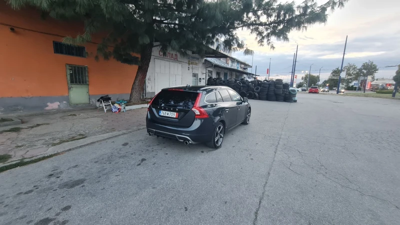 Volvo V60 D5/215к.с./SWISS/4AWD/R DESIGN, снимка 3 - Автомобили и джипове - 53481286