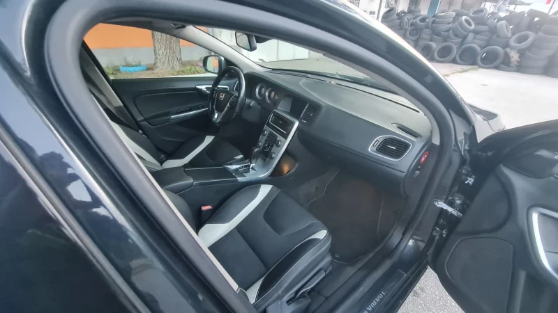 Volvo V60 D5/215к.с./SWISS/4AWD/R DESIGN, снимка 4 - Автомобили и джипове - 53481286