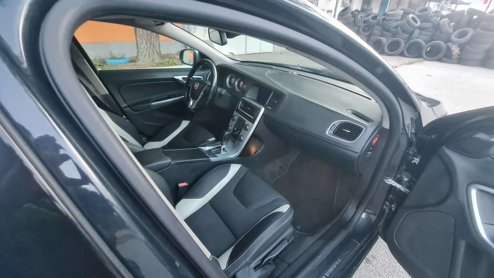 Volvo V60 D5/215к.с./SWISS/4AWD/R DESIGN - изображение 4