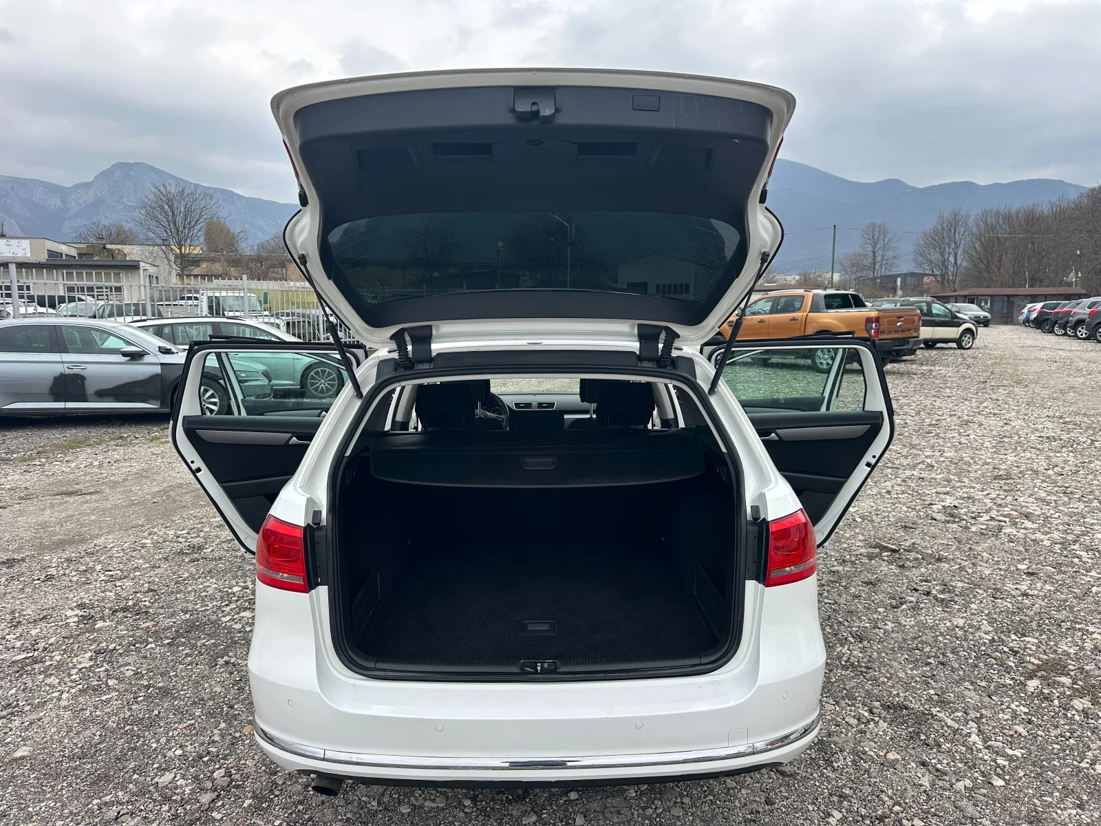 VW Passat 1.6TDI 105kc EVRO5 NAVI, снимка 14 - Автомобили и джипове - 53914048