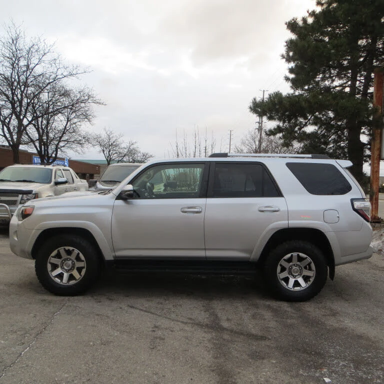 Toyota 4runner 4.0* V6* ПОДГРЕВ* КАМЕРА* КЕЙЛЕС* LANE* ASSIST - изображение 6