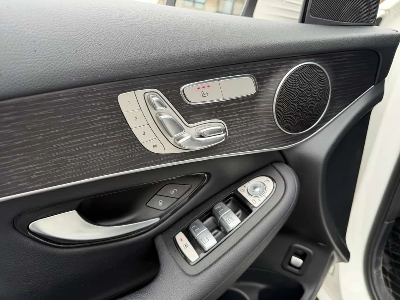 Mercedes-Benz GLC 300 * 4MATIC* DISTRONIC* ПАНОРАМА* , снимка 17 - Автомобили и джипове - 53760876