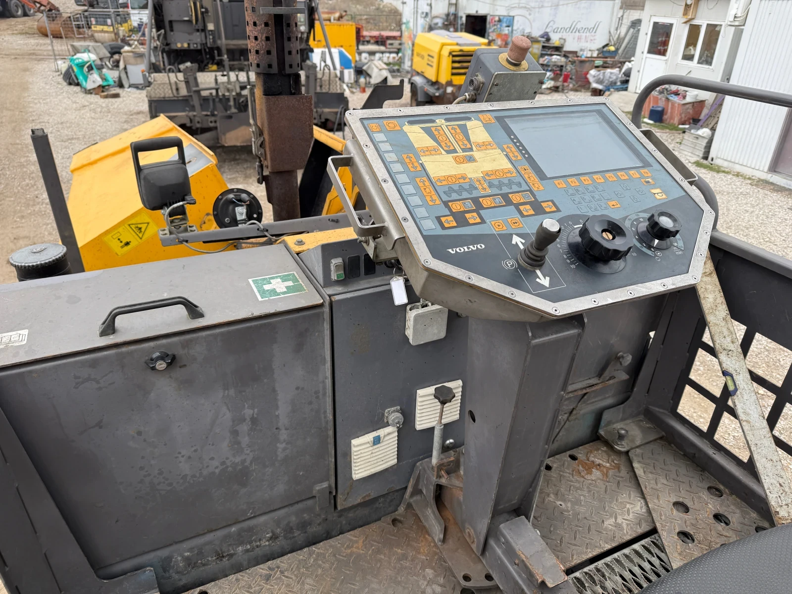 Асфалтополагаща машина Volvo ABG 2820 - изображение 2