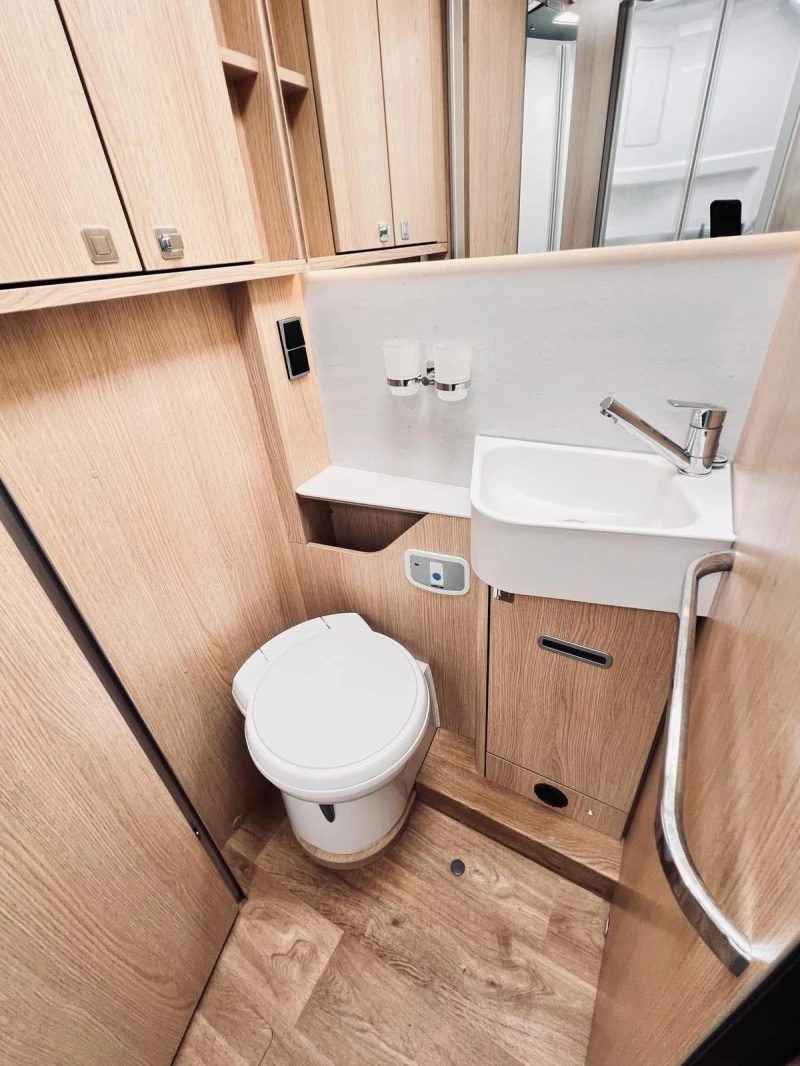 Кемпер HYMER / ERIBA BМC I  680, 5 местен 3500 kg. SLS-шаси КЛИМА SAT , снимка 16 - Каравани и кемпери - 51141024