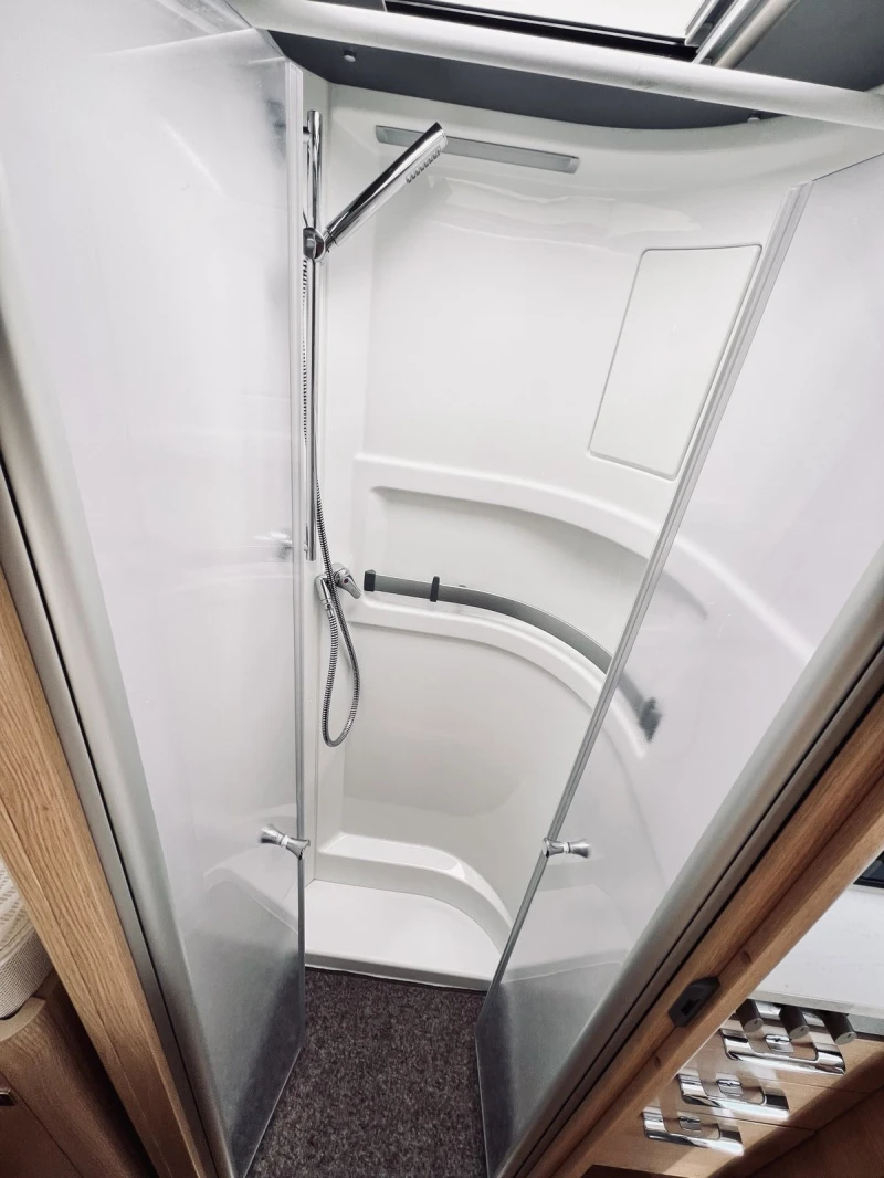 Кемпер HYMER / ERIBA BМC I  680, 5 местен 3500 kg. SLS-шаси КЛИМА SAT , снимка 15 - Каравани и кемпери - 51141024