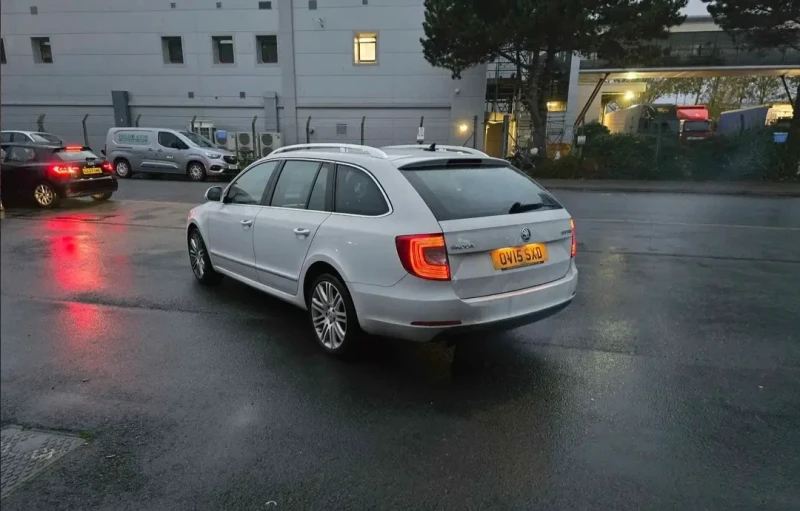 Skoda Superb 2.0TDI DSG, снимка 2 - Автомобили и джипове - 47557710