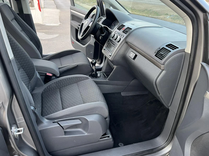 VW Touran 1.9 TDI 105кс 6 СКОРОСТИ FACE КЛИМАТРОНИК , снимка 11 - Автомобили и джипове - 49462420