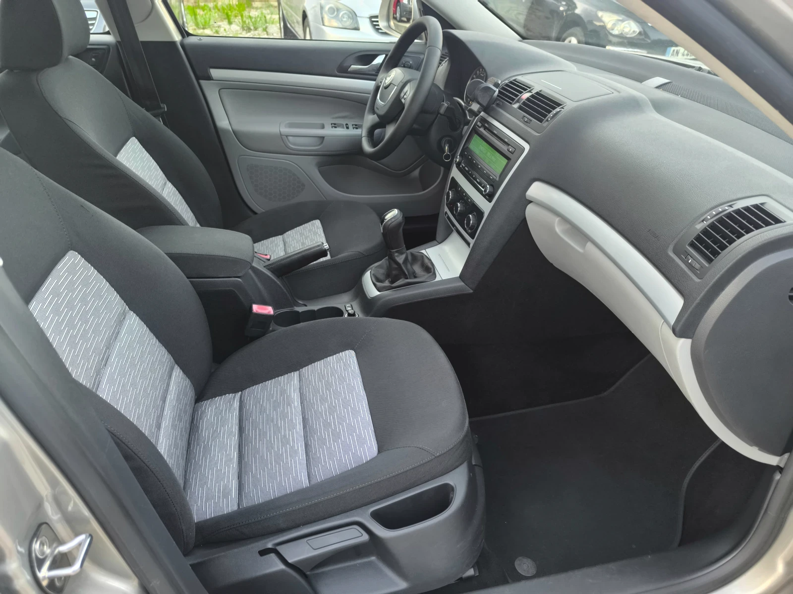 Skoda Octavia 1.6TDI AMBIENTE - изображение 9
