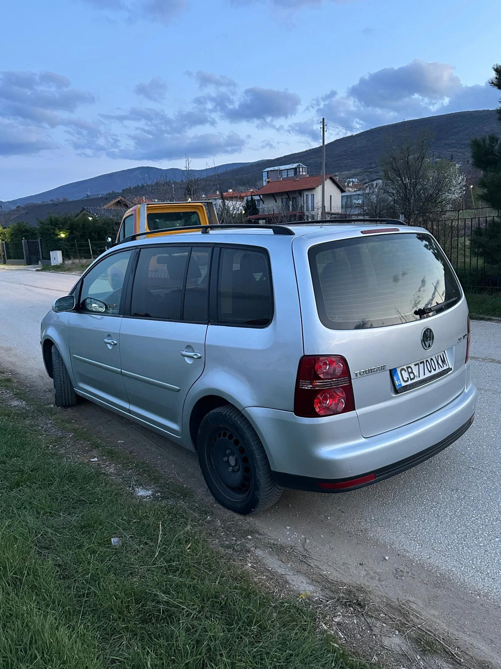 VW Touran 2.0TDI BMM, снимка 5 - Автомобили и джипове - 54019709