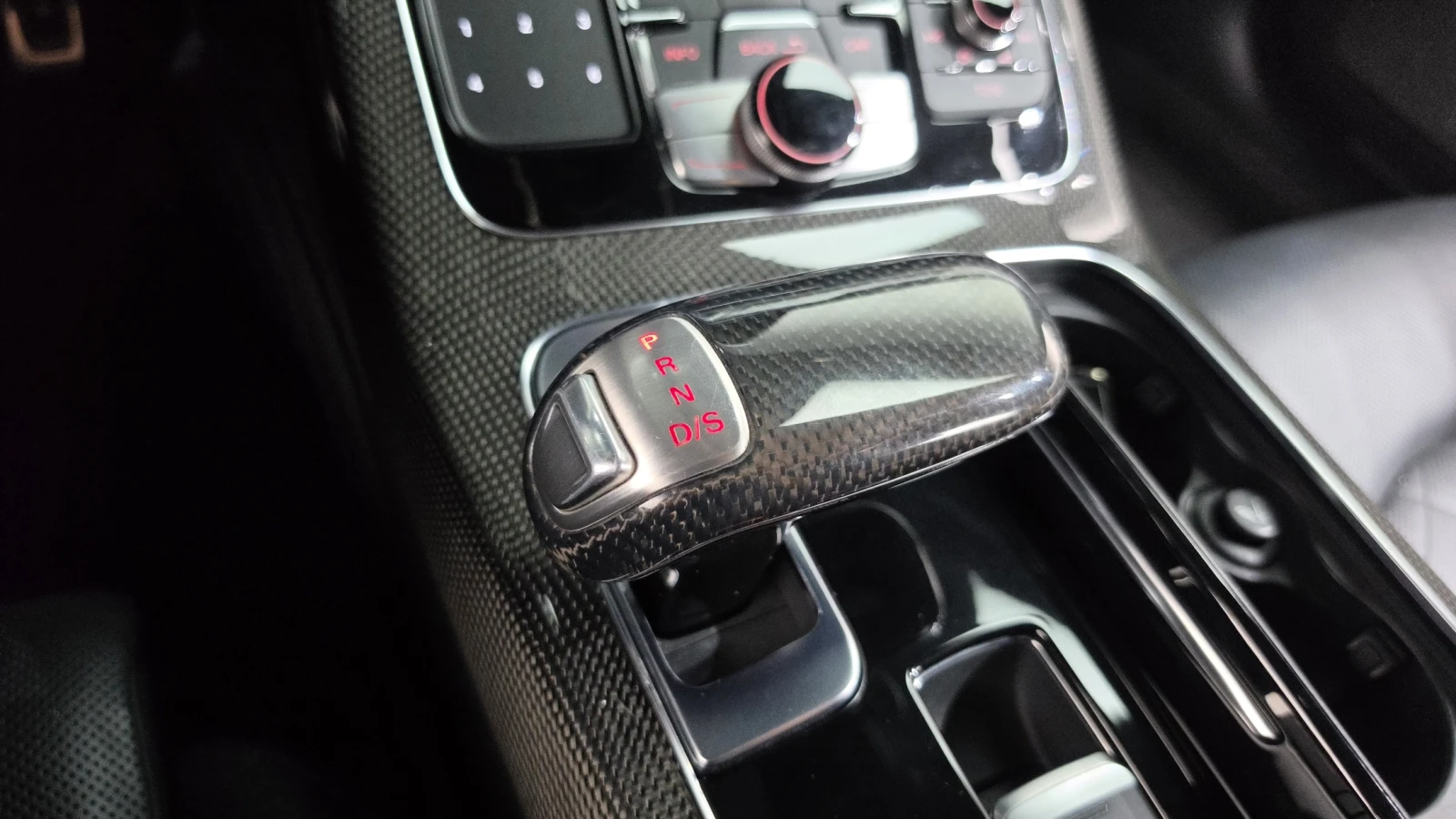 Audi S8 MATRIX* DIS* МАСАЖ* ОБДУХ* HUD* B&O* 360* ALCANTAR, снимка 13 - Автомобили и джипове - 56180468