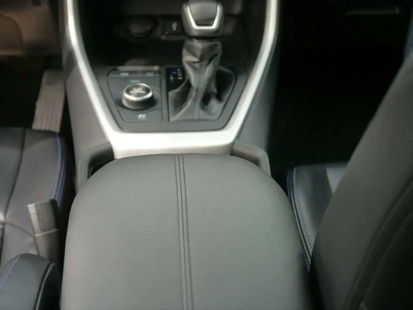 Toyota Rav4 XLE, снимка 11 - Автомобили и джипове - 55301528