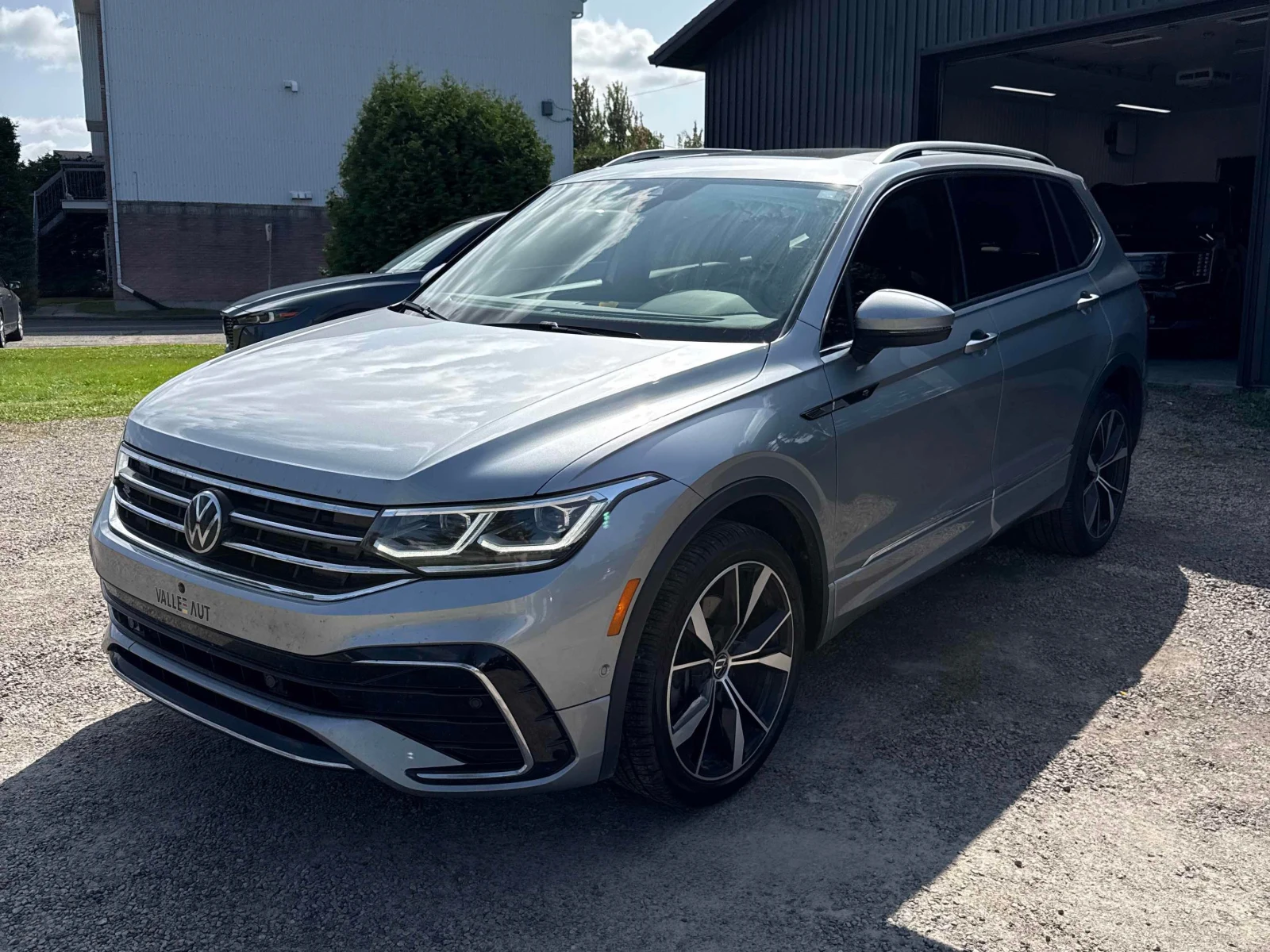 VW Tiguan * Highline R Line * CARFAX * БЕЗ ПЪРВОНАЧАЛНА ВНОС, снимка 17 - Автомобили и джипове - 56057026