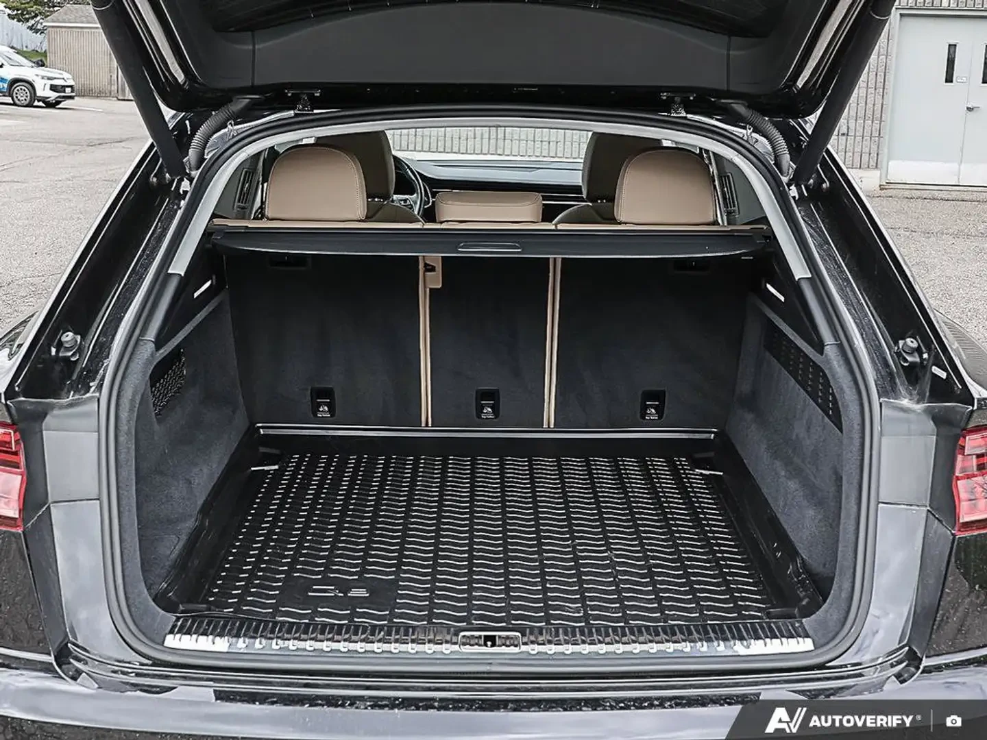 Audi Q8 ProgressivACCIDENT-FREE, DRIVERS ASSIST PACK, B&O , снимка 8 - Автомобили и джипове - 56221212