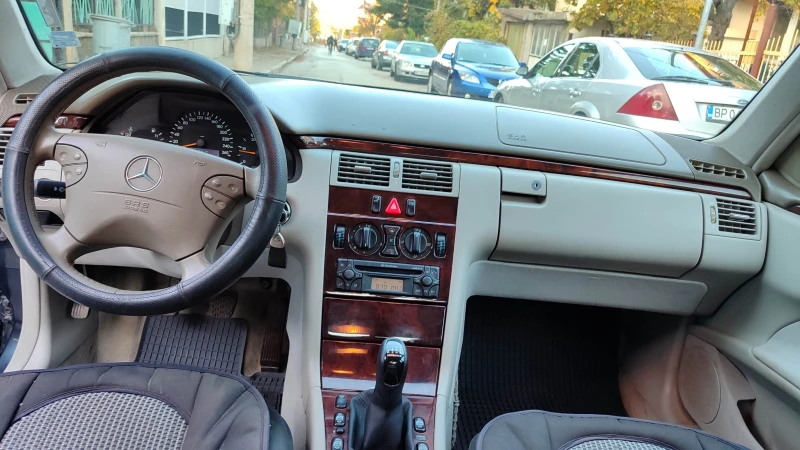 Mercedes-Benz E 200, снимка 9 - Автомобили и джипове - 52266400