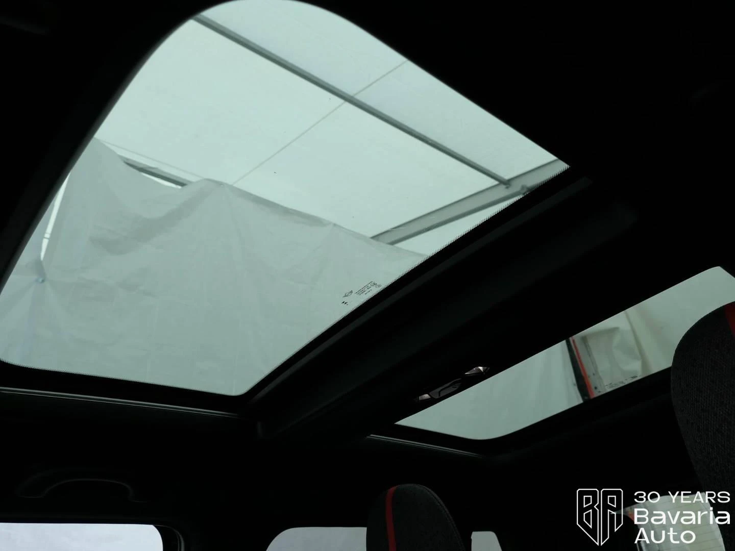 Mini Cooper C 1, 5 Steptronic Favoured Trim, снимка 9 - Автомобили и джипове - 54044496