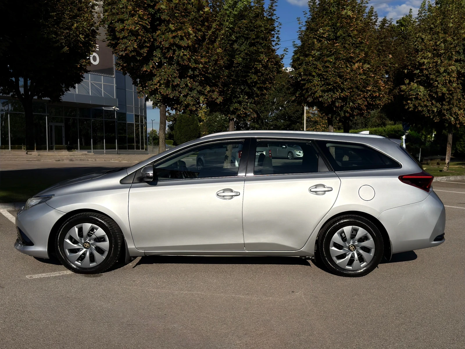 Toyota Auris Touring 1.6 D-4D 112 к.с., снимка 4 - Автомобили и джипове - 56061243