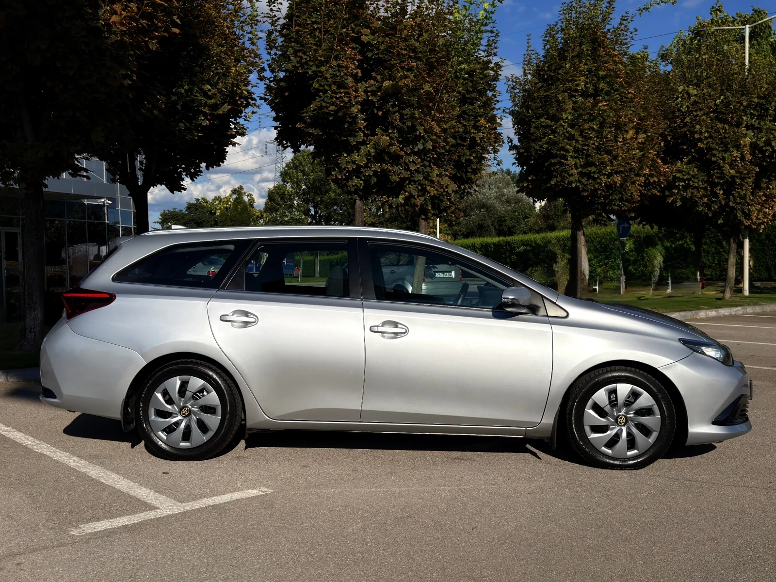 Toyota Auris Touring 1.6 D-4D 112 к.с., снимка 5 - Автомобили и джипове - 56061243
