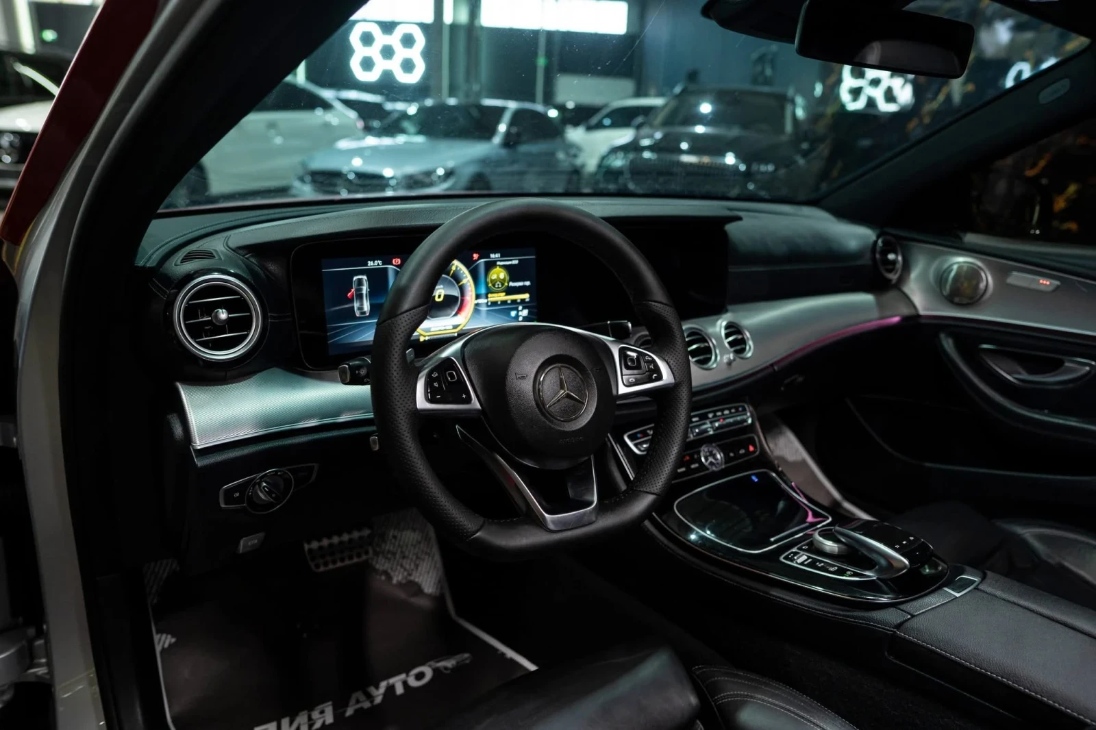 Mercedes-Benz E 220 D FULL AMG LINE LED ПАНО BURM ЛИЗИНГ 100%, снимка 12 - Автомобили и джипове - 56276869
