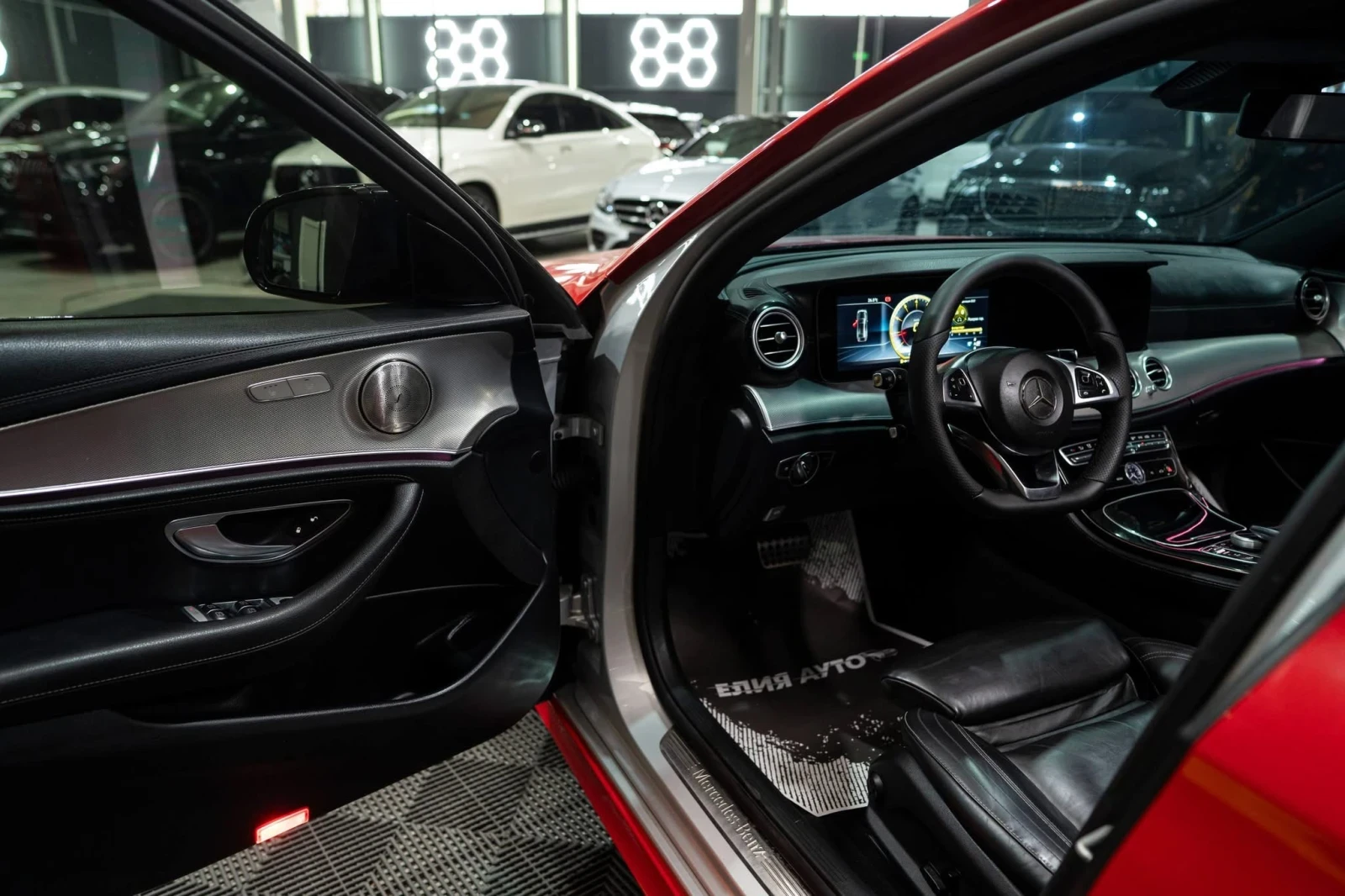 Mercedes-Benz E 220 D FULL AMG LINE LED ПАНО BURM ЛИЗИНГ 100%, снимка 11 - Автомобили и джипове - 56276869