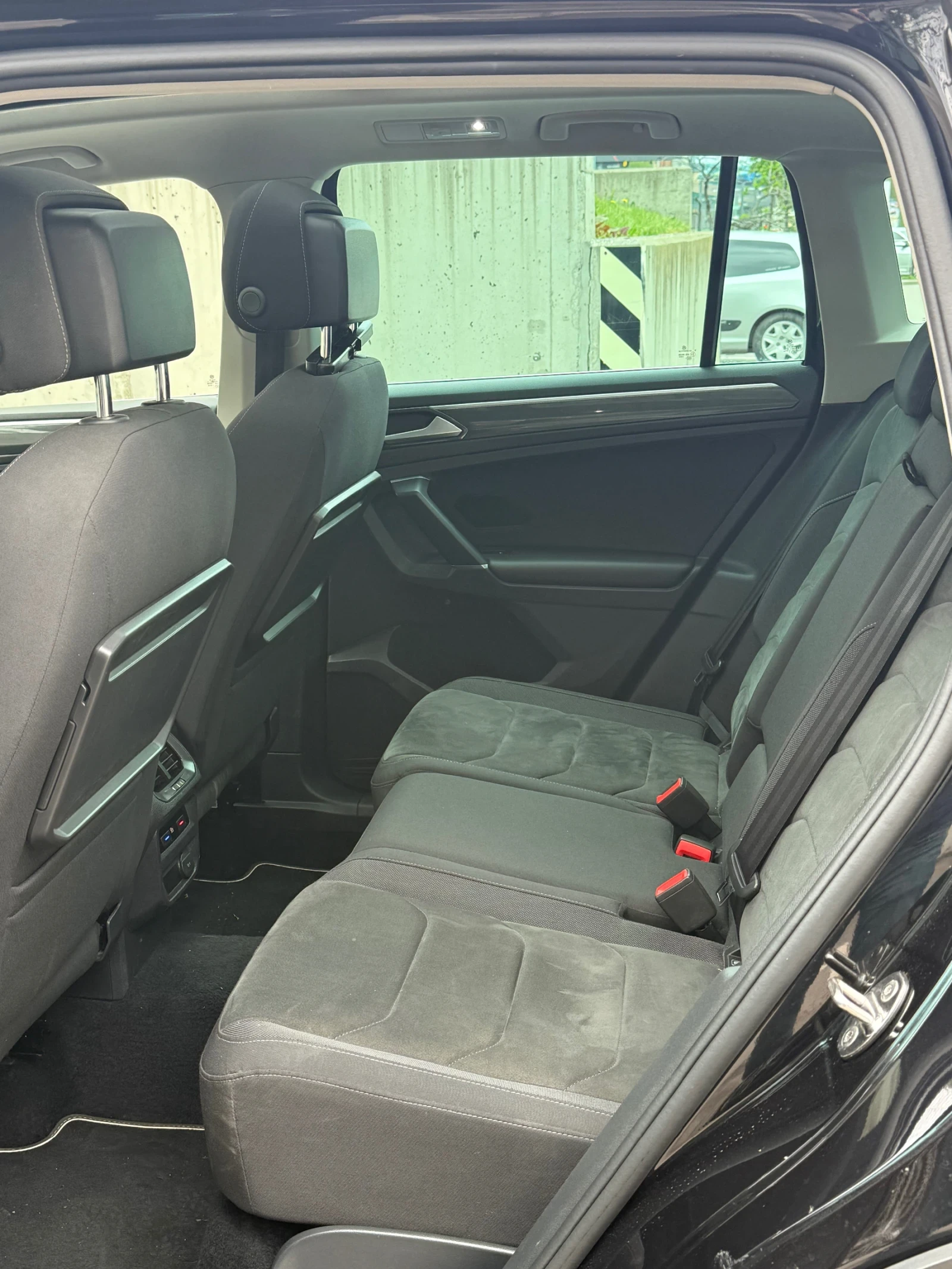 VW Tiguan Carat - DSG / Digital / LED, снимка 16 - Автомобили и джипове - 54482568