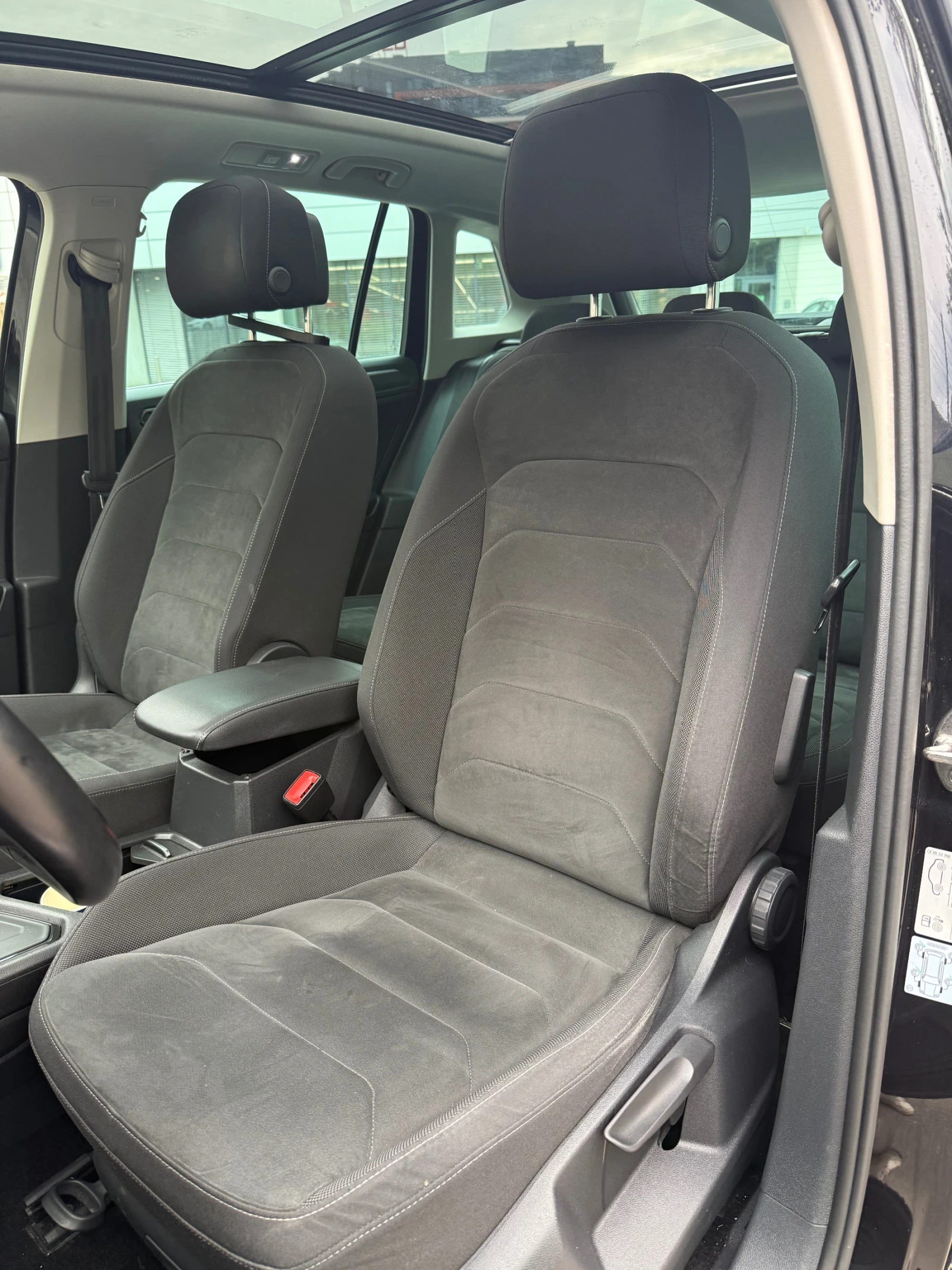 VW Tiguan Carat - DSG / Digital / LED, снимка 14 - Автомобили и джипове - 54482568
