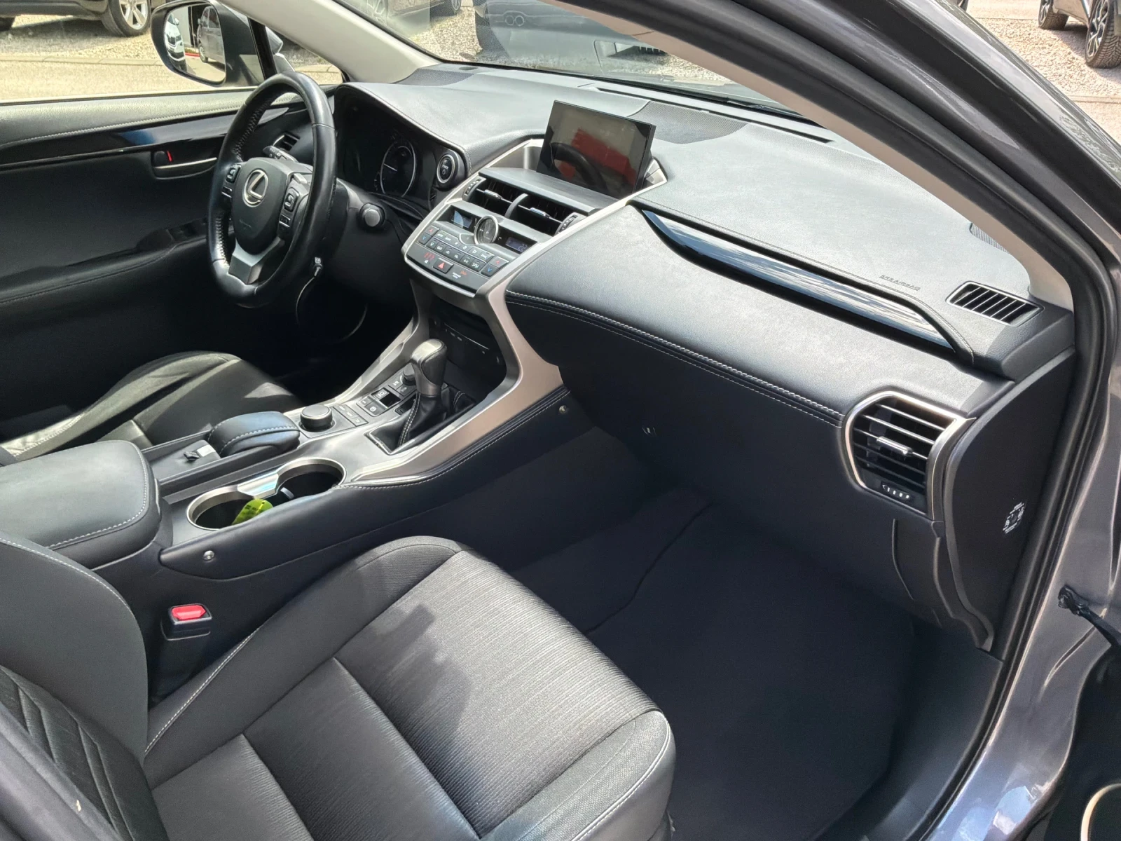 Lexus NX 300h 2.5h 197к.с 4х4 Обслужена и с Гаранция на батерия , снимка 15 - Автомобили и джипове - 54572687