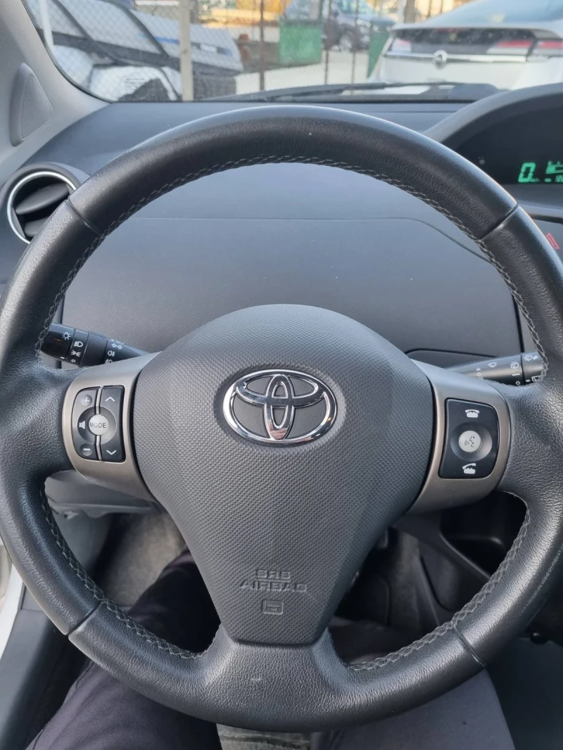 Toyota Yaris 1.3 Бензин, снимка 10 - Автомобили и джипове - 51820850