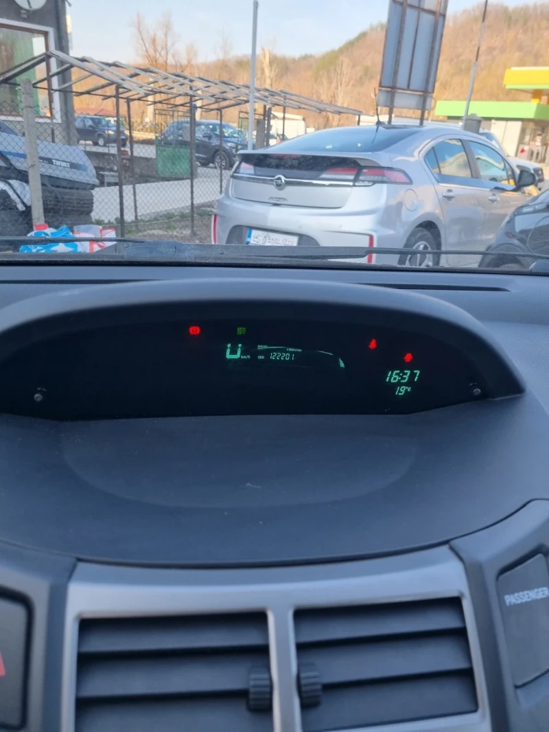 Toyota Yaris 1.3 Бензин, снимка 8 - Автомобили и джипове - 51820850