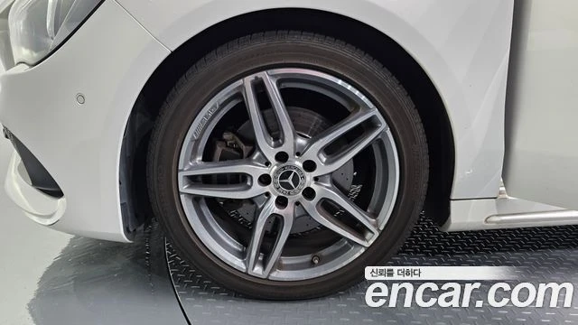 Mercedes-Benz CLA 220, снимка 5 - Автомобили и джипове - 56077663