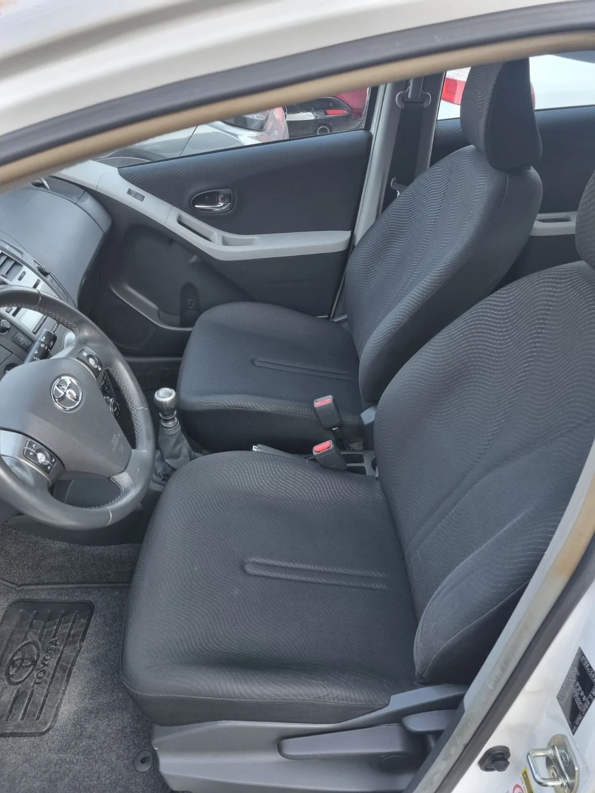 Toyota Yaris 1.3 Бензин - изображение 5