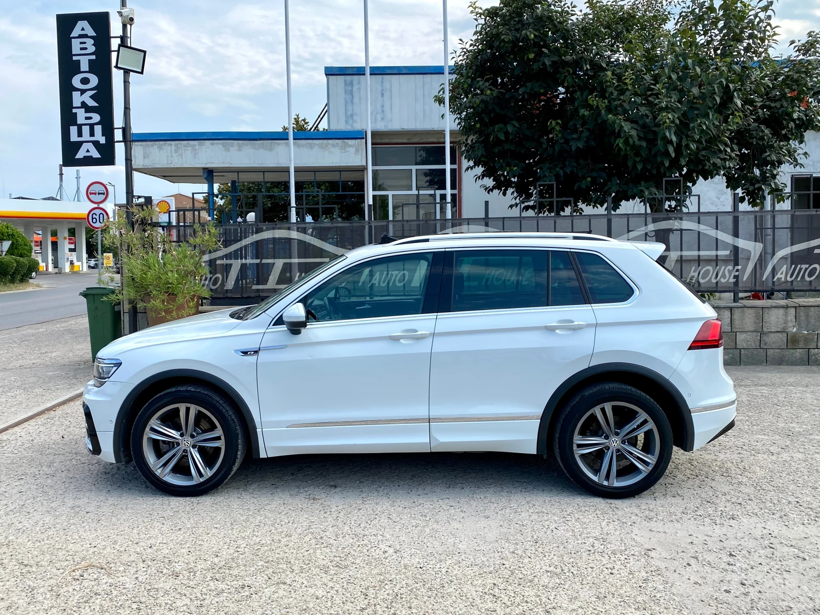 VW Tiguan R-Line* 190* 4х4* Digital* Key GO* Pano* Dis* , снимка 5 - Автомобили и джипове - 52857456
